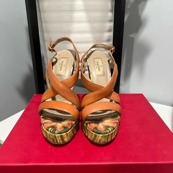 Valentino wedges .‎ Size 7.5